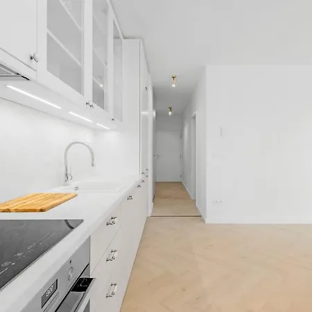 公寓 Shiny With Balcony & Private Parking *