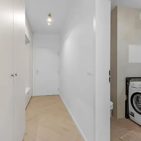 Shiny With Balcony & Private Parking דירה *