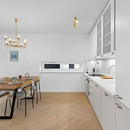 Apartment Shiny With Balcony & Private Parking