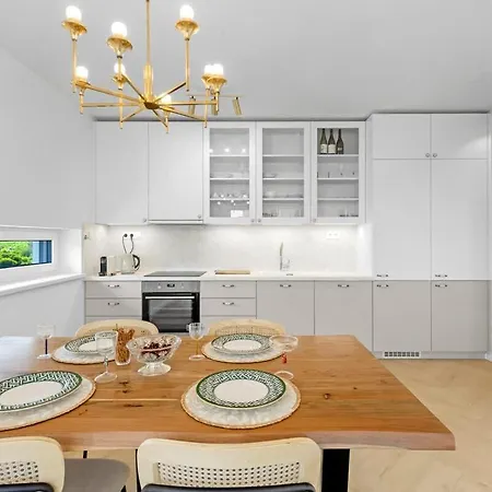 Shiny With Balcony & Private Parking Apartment Pressburg