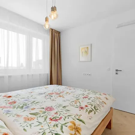 Shiny With Balcony & Private Parking 公寓