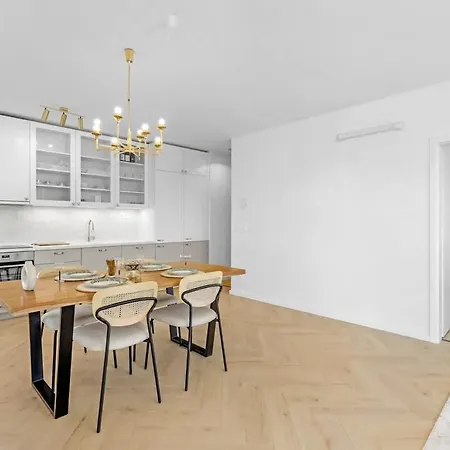 Apartment Shiny With Balcony & Private Parking