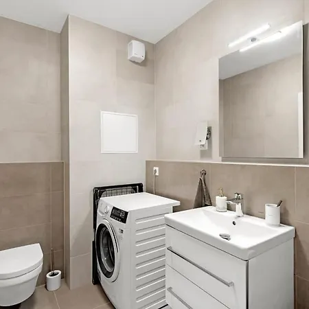 Shiny With Balcony & Private Parking Apartment *