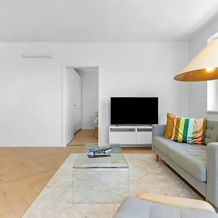 Shiny With Balcony & Private Parking דירה ברטיסלאבה