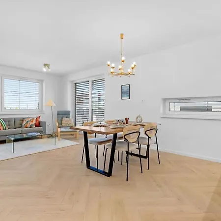 Shiny With Balcony & Private Parking *