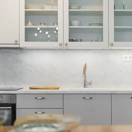 Shiny With Balcony & Private Parking