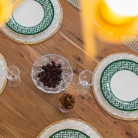 Shiny With Balcony & Private Parking Apartment Pressburg