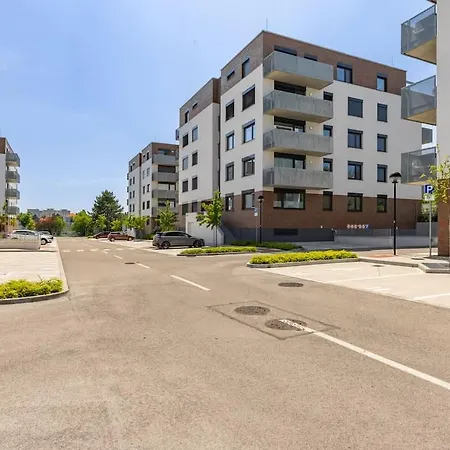 Shiny With Balcony & Private Parking * ברטיסלאבה