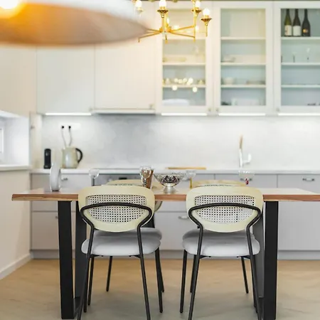 Shiny With Balcony & Private Parking