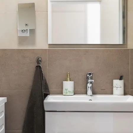 Shiny With Balcony & Private Parking Apartment *