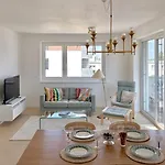 Shiny With Balcony & Private Parking Apartmán *