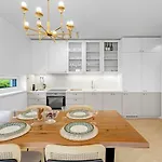 Shiny With Balcony & Private Parking Apartmán Bratislava