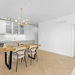Apartmán Shiny With Balcony & Private Parking