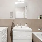 Shiny With Balcony & Private Parking Apartmán