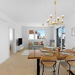 Apartmán Shiny With Balcony & Private Parking Bratislava