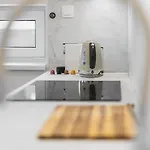 Shiny With Balcony & Private Parking Apartmán