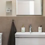 Shiny With Balcony & Private Parking Apartmán *