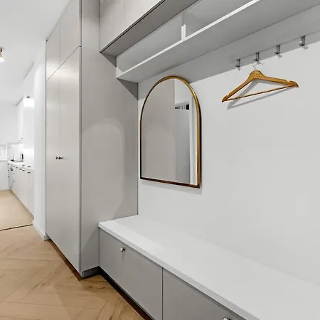 Shiny With Balcony & Private Parking Pressburg