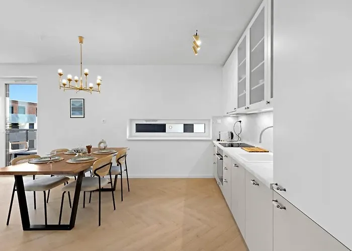 Appartamento Shiny With Balcony & Private Parking