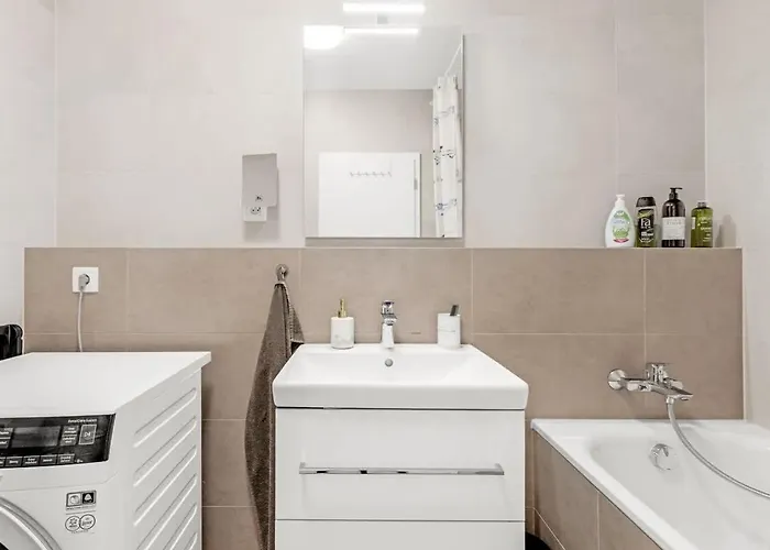 Shiny With Balcony & Private Parking Appartamento