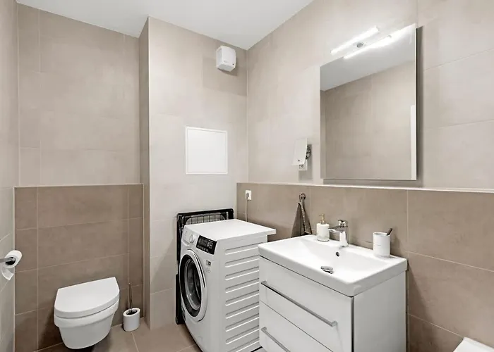 Shiny With Balcony & Private Parking Appartamento *